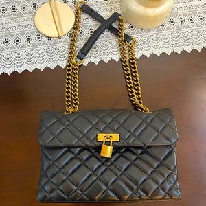 Black handbag, adjustable straps